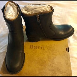 Born Gunn style black boots 9